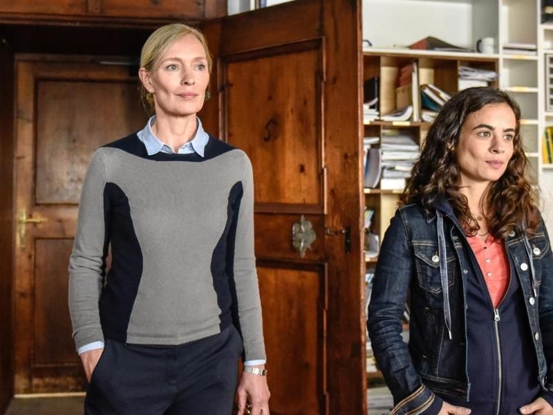 Die Direktorin Dr. Gitta Engel (Katja Weitzenböck, l) stellt Nele Seitz (Maya Haddad) als neue Sozialpädagogin vor. Foto: Susanne Bernhard/ZDF
