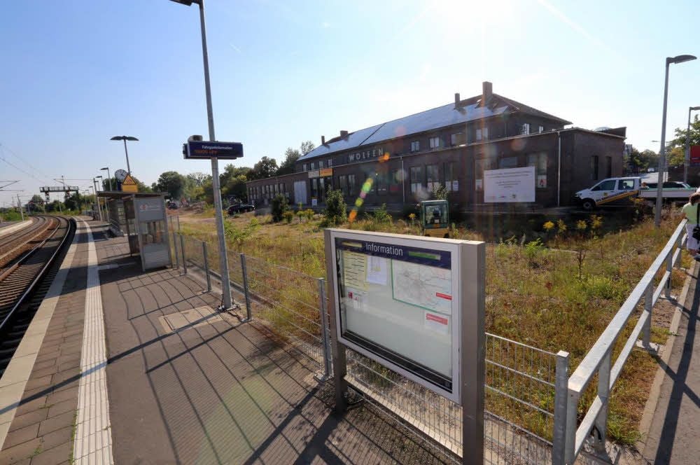 Direkt am Bahnsteig am Bahnhof Wolfen.