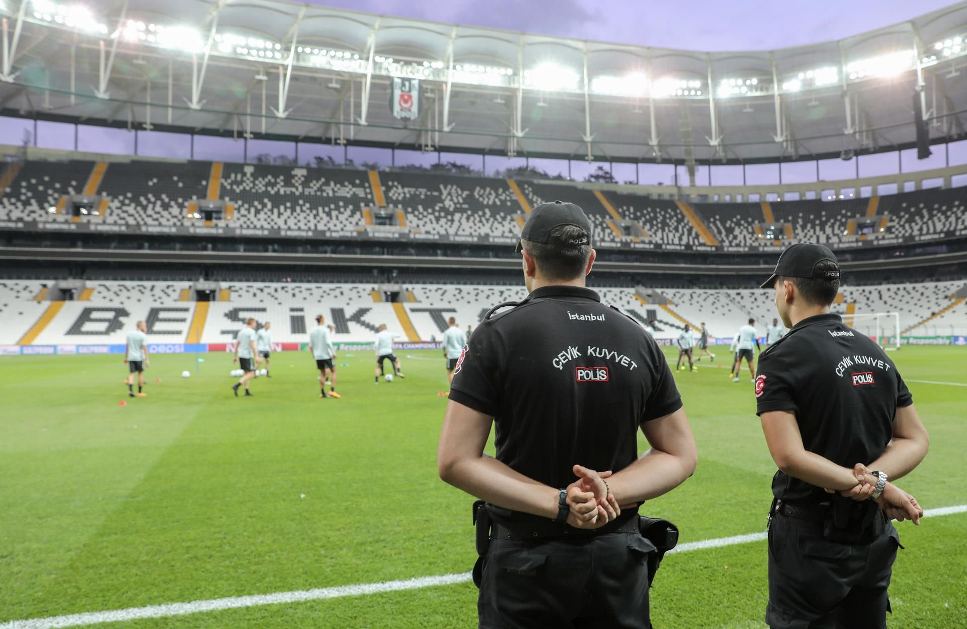 Zwei Polizisten beobachten das Abschlusstraining der Leipziger Spieler in der Vodafone Arena in Istanbul.