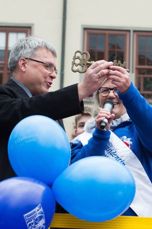 Der Schlüssel ist übergeben, doch Sitzungen gibt’s nicht: NNZ-Präsidentin Gabriele Rückert, OB Bernward Küper.