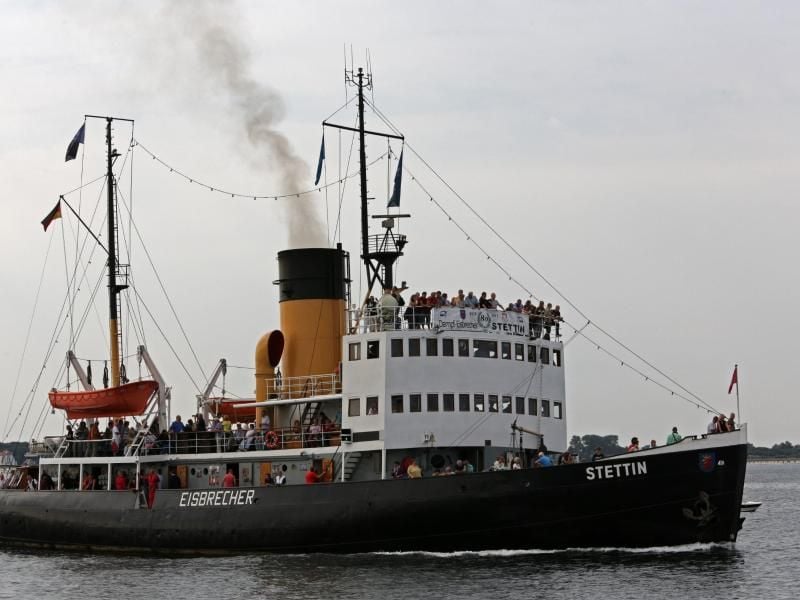 Der Dampfeisbrecher „Stettin” 2013 bei der Hanse Sail. Foto: Bernd Wüstneck/Archiv