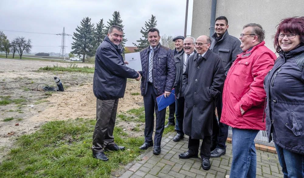 Lachende Gesichter in Dabrun: Sachsen-Anhalts Finanzminister André Schröder (2. v. li.) übergab am Freitagmorgen einen Fördermittelbescheid an Kembergs Bürgermeister Torsten Seelig (li.) über knapp 1,18 Millionen Euro für den Neubau einer Kindertagesstätte.