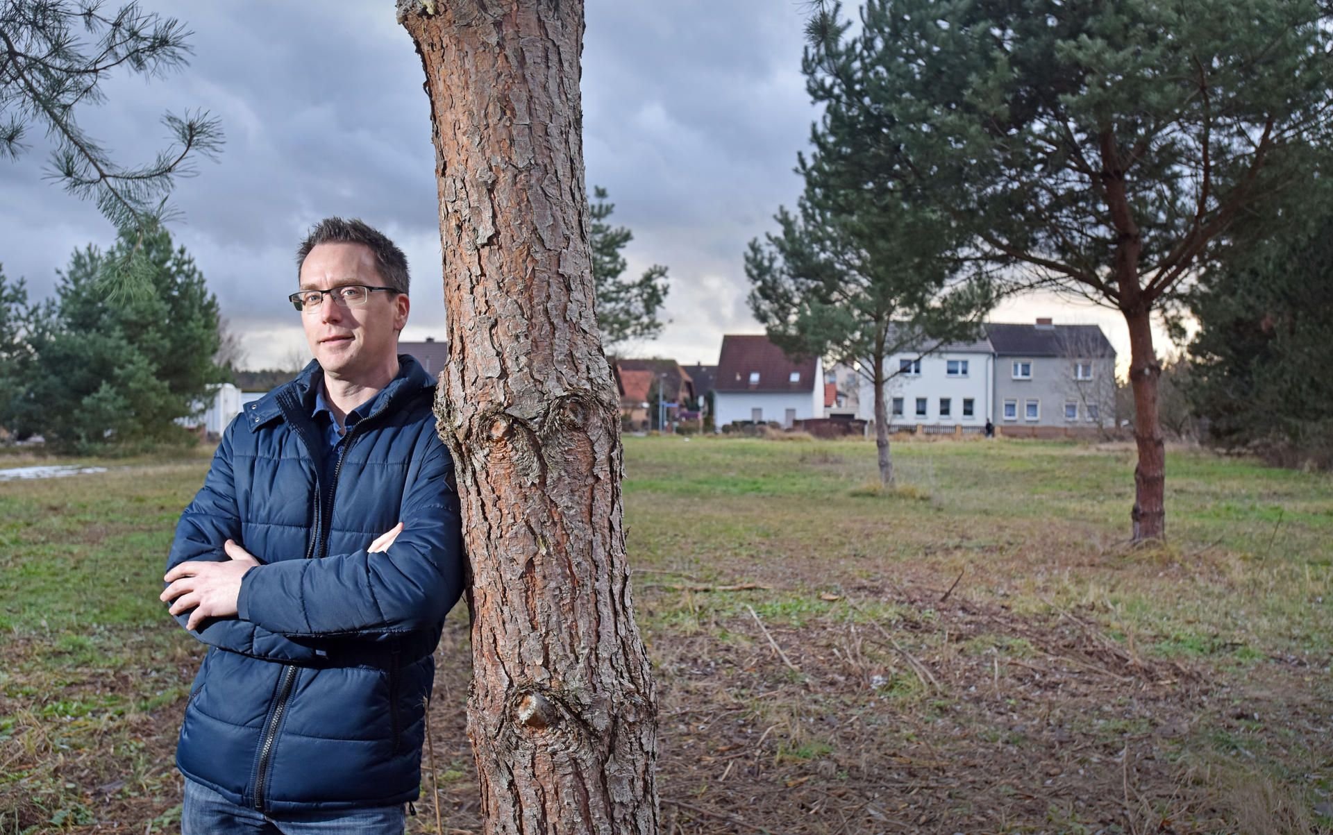Planer Ronny Meyer vor der Baufläche in Gröbern