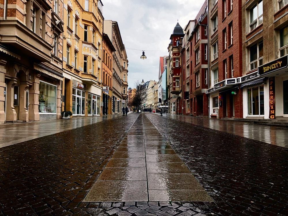 Regen und Coronavirus befreiten den Boulevard in Halle am Dienstagvormittag zeitweise fast vollständig von Menschen.