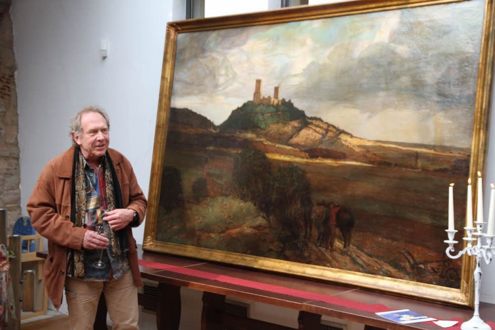 Thomas Wieduwilt befreite das Ölgemälde von einer dicken Schmutzschicht. Der Naumburger Maler Fritz Amann hatte es im Auftrag der ersten Burgmannschaft 1926 gemalt. Seither hing es im Rittersaal der Eckartsburg.