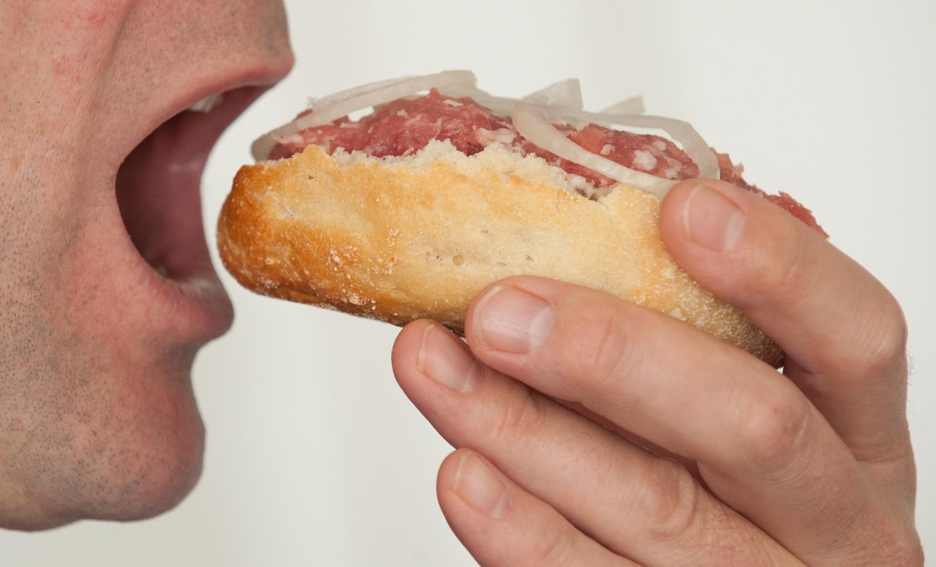 Der Verzehr von nicht genug erhitztem Schweinefleisch kann zu einer Hepatitis-E-Infektion führen.
