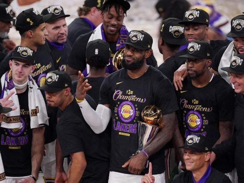 LeBron James (M) feiert mit den Los Angeles Lakers den NBA-Titel. Foto: Mark J. Terrill/AP/dpa