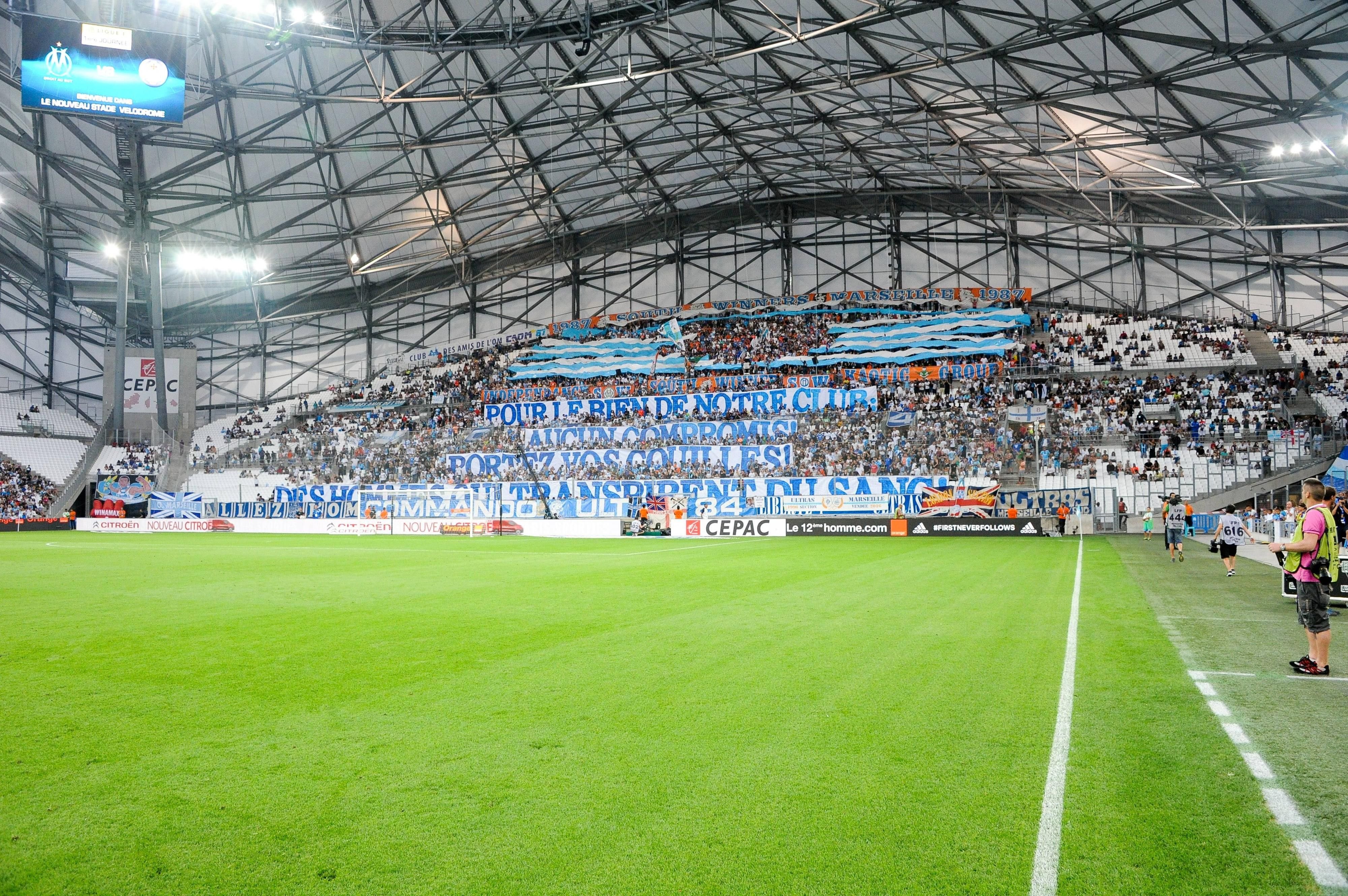 Die Fankurve im Stade Velodrome von Olympique Marseille.