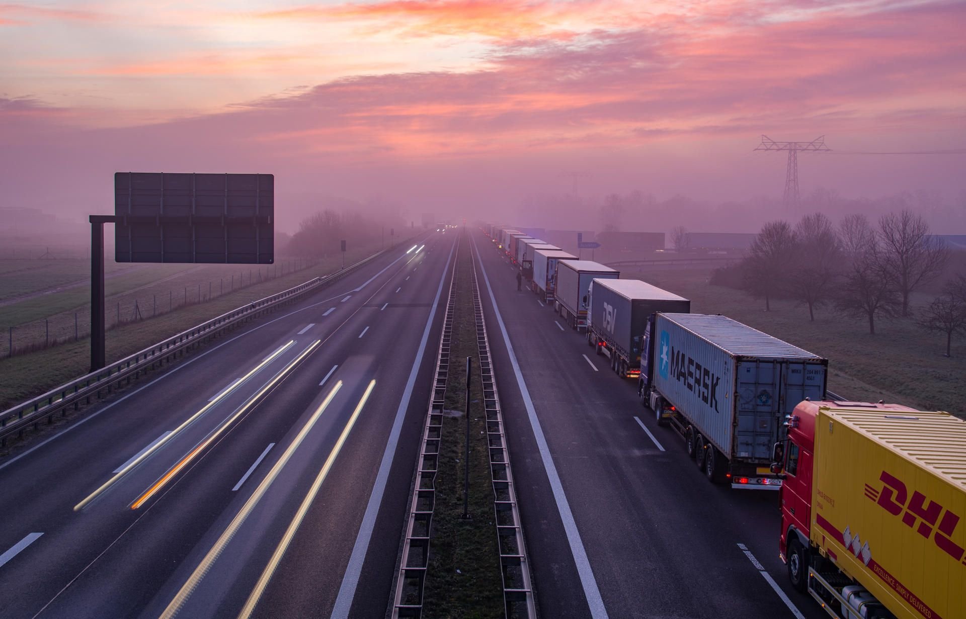 kw stauen sich am frühen Morgen auf der Autobahn 12 vor dem deutsch-polnischen Grenzübergang.