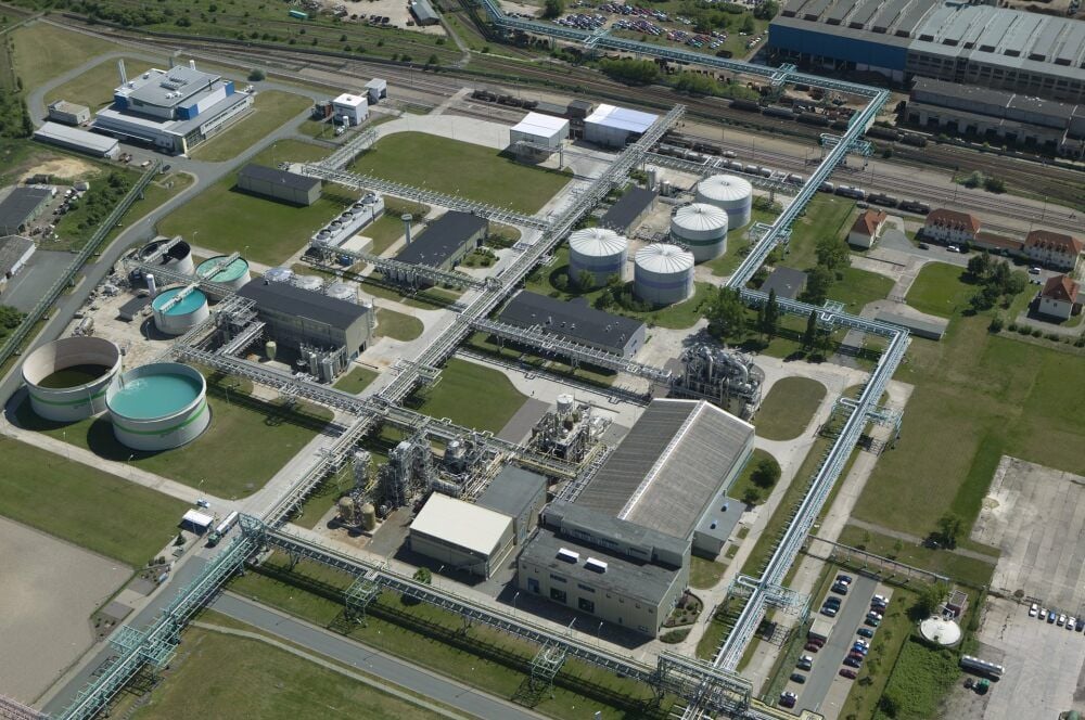 In diesen Anlagen werden Chlor und Alkalilauge hergestellt. Das Unternehmen besteht jetzt 20 Jahre.