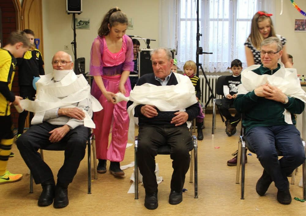 Wer von den Jugendlichen umwickelt „seinen“ Senior am schnellsten?