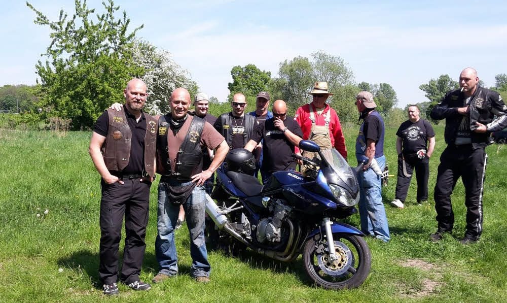 Uwe Hönig (links) und Tim Kleinhuber gehören zu den Gründern der Zeitzer Biker. Jetzt bereiten alle gemeinsam das Treffen vor.