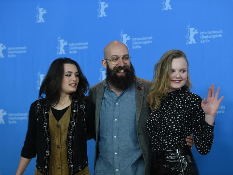Regisseur Jakob Lass stellt mit seinen beiden Hauptdarstellerinnen Ella Rumpf (l) und Maria Dragus den Film „Tiger Girl” auf der Berlinale vor. Foto: Monika Skolimowska
