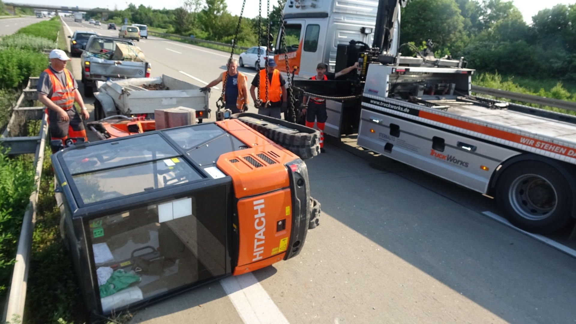 Nach dem Unfall auf der A14 bei Magdeburg musste der umgekippte Minibagger geborgen werden.