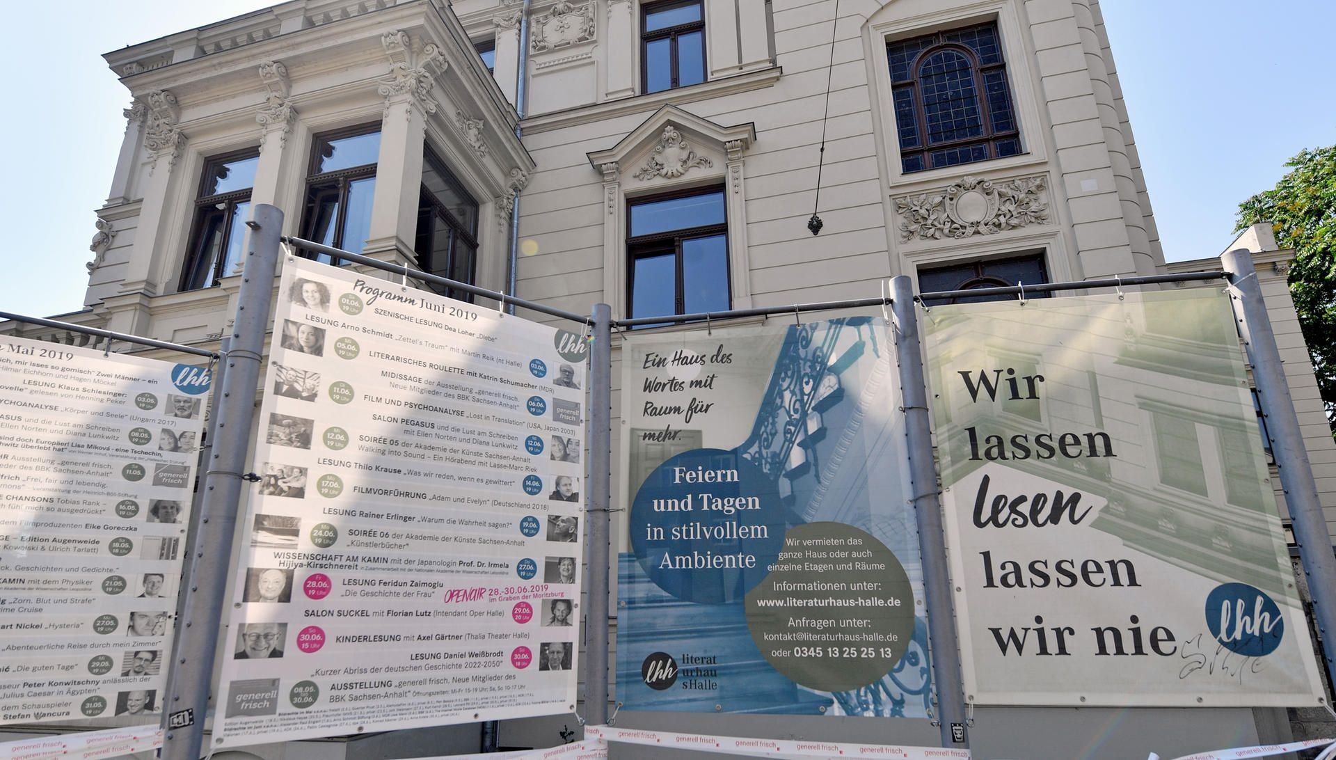 Transparente informieren vor dem Literaturhaus in Halle über das Programm
