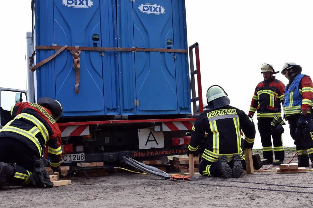 Die Akener Feuerwehrmänner sichern den festgefahrenen Lkw.