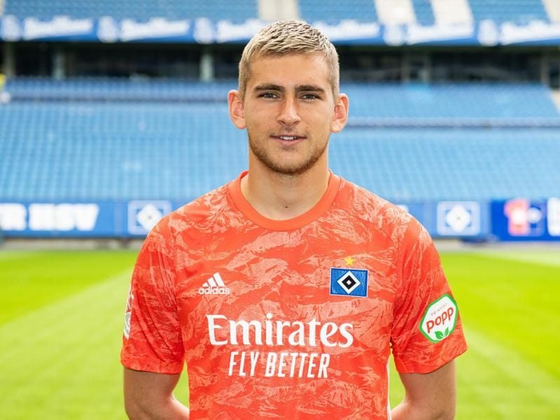 HSV-Spieler Julian Pollersbeck steht im Volksparkstadion. Foto: Daniel Reinhardt/dpa/Archivbild