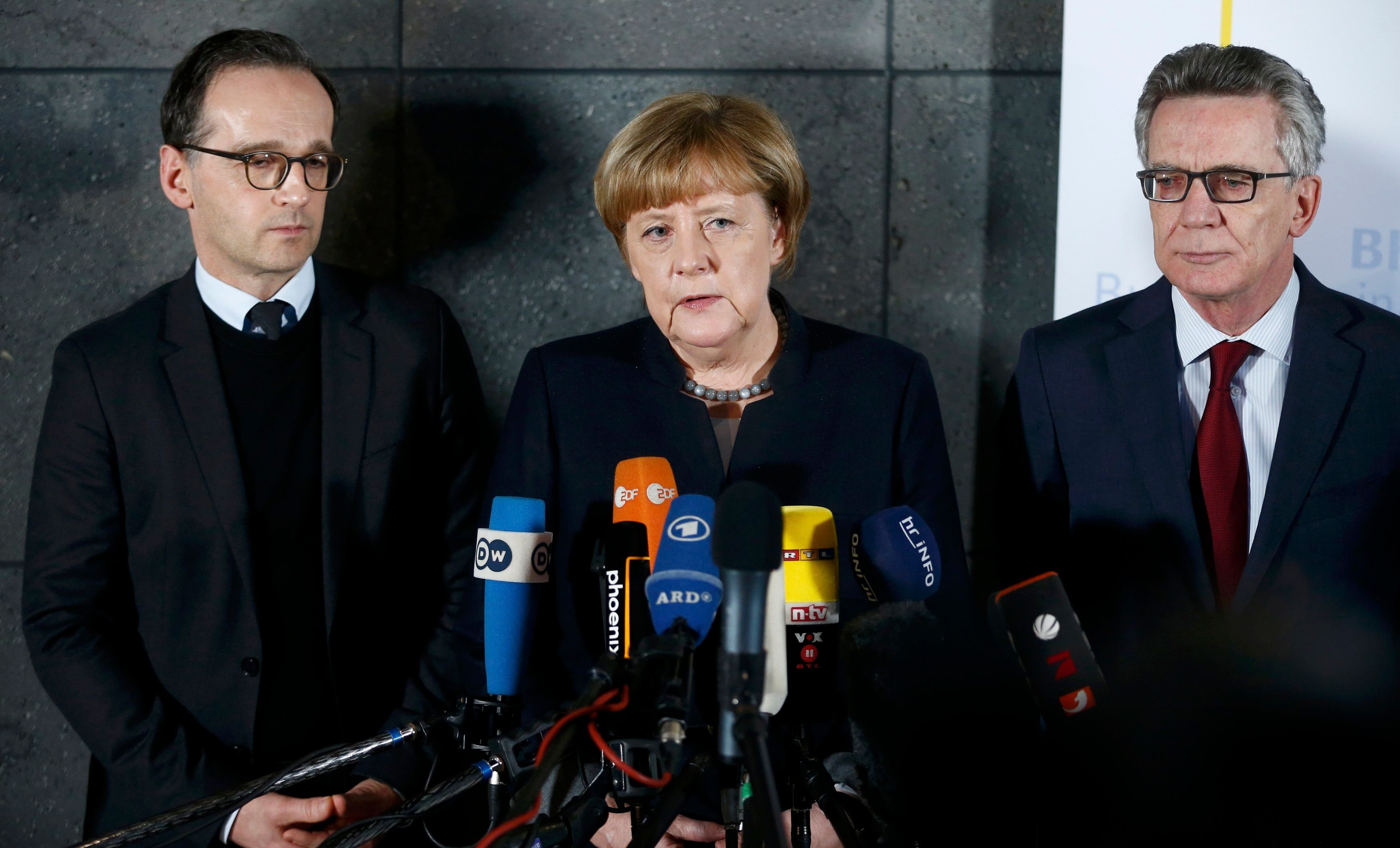 Justizminister Heiko Maas, Bundeskanzlerin Angela Merkel und Innenminister Thomas de Maizière am Donnerstagabend in Berlin.