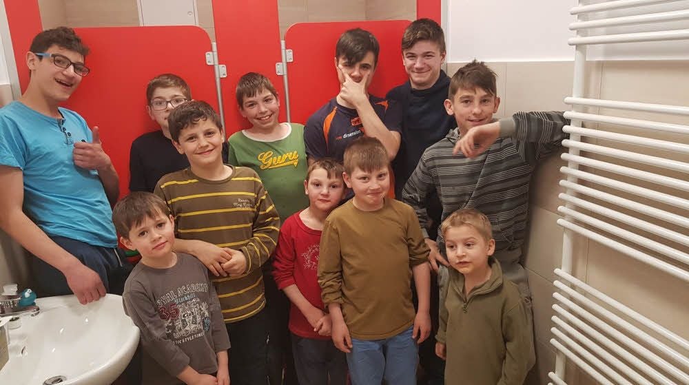 Die Jungen des Agape-Kinderheims im rumänischen Pascani freuen sich über die neuen Duschen und Sanitäranlagen. Seit 1994 befindet sich das Heim in Obhut des ehrenamtlich tätigen Naumburger Agape-Vereins.