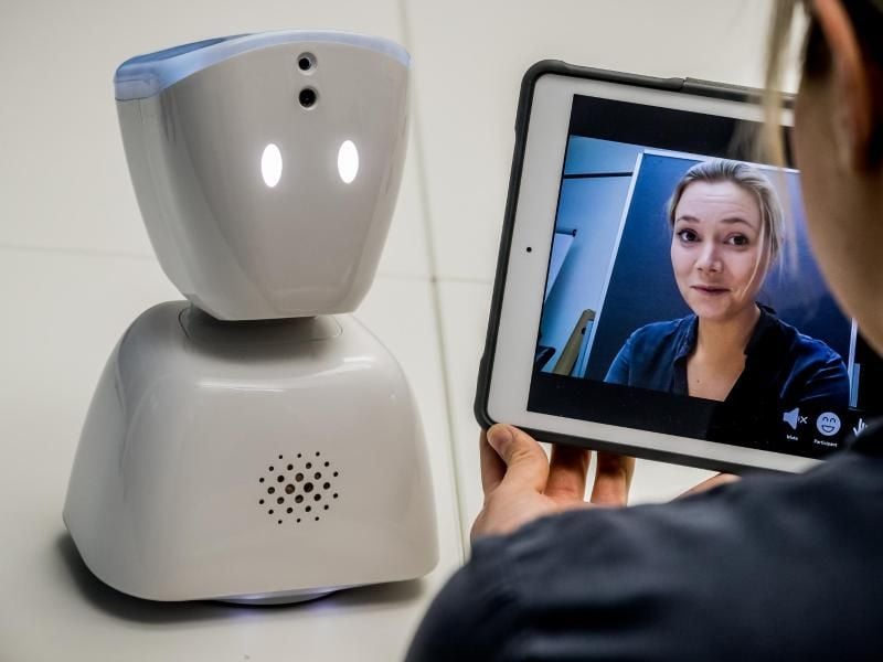 Die norwegische Entwicklerin Karen Dolva wirkte am Konzept des AV1 mit. Der Roboter ersetzt als Avatar Schüler, die schwer erkrankt sind und von zu Hause am Unterricht teilnehmen wollen. Foto: Michael Kappeler