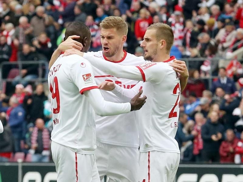 Die Kölner feiern den Treffer von Serhou Guirassy (l) zum 1:1. Foto: Roland Weihrauch
