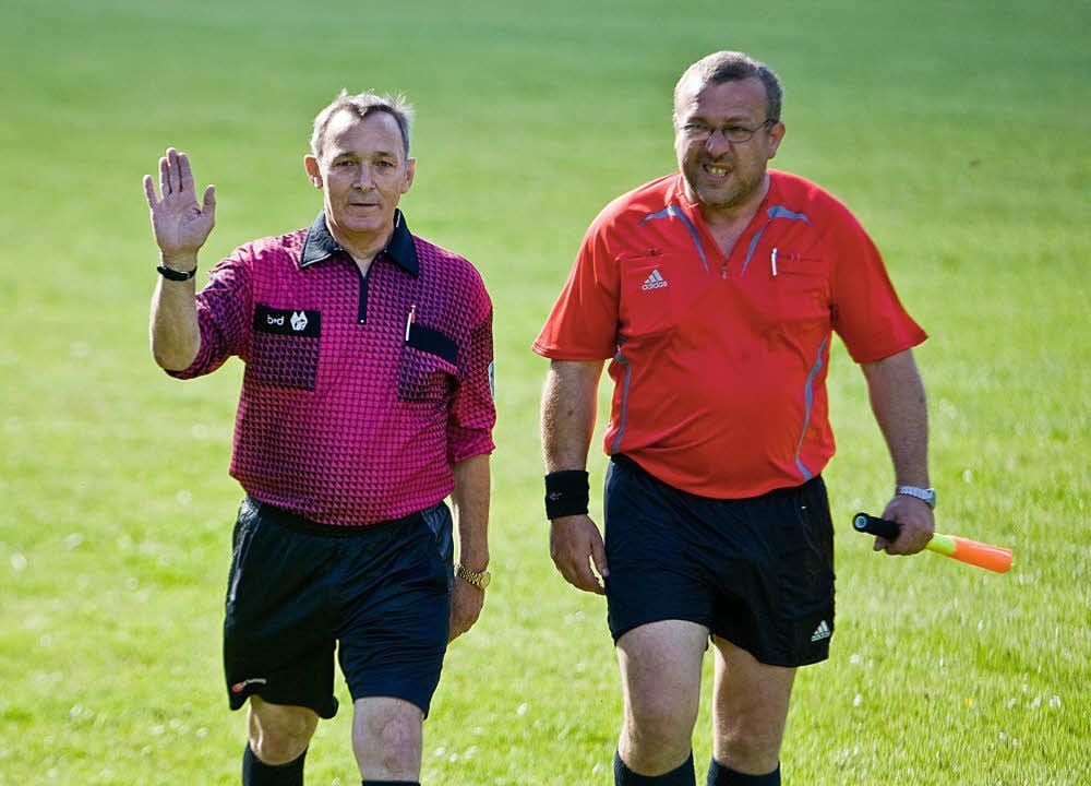 Jubiläum: Bereits 5.000 Mal als Schiedsrichter oder Assistent aktiv - Hubert Lienau (rechts).