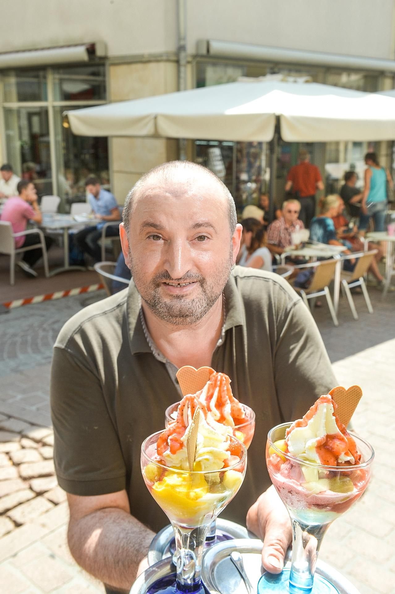 Paolo Burigo hat dieser Tage viel zu tun, seine Eisbecher sind bei der aktuellen Hitze sehr gefragt.