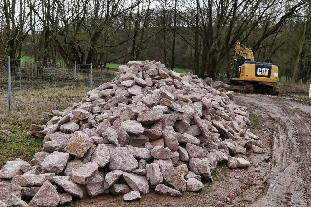 Mit diesen Steinen werden Thyra-Böschungen befestigt.