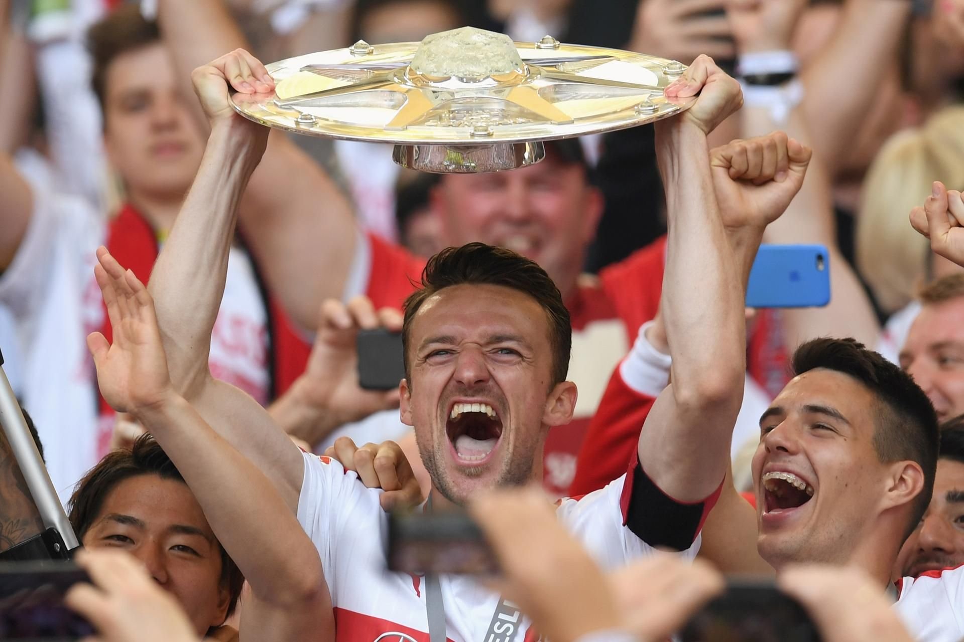 Stuttgarts Christian Gentner mit der Schale für den Zweitligameister.