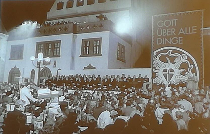 Der Abschluss des Lutherjahres 1983 vor dem Eisleber Rathaus