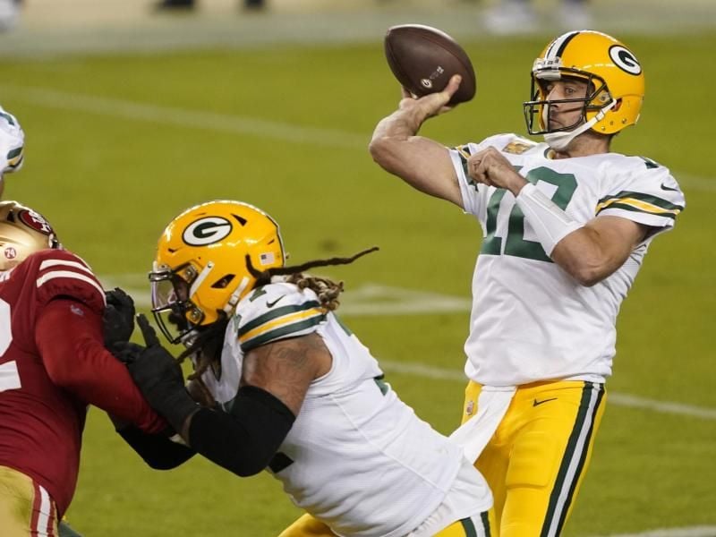 Angeführt von Star-Quarterback Aaron Rodgers (r) siegten die Packers klar mit 34:17. Foto: Tony Avelar/AP/dpa