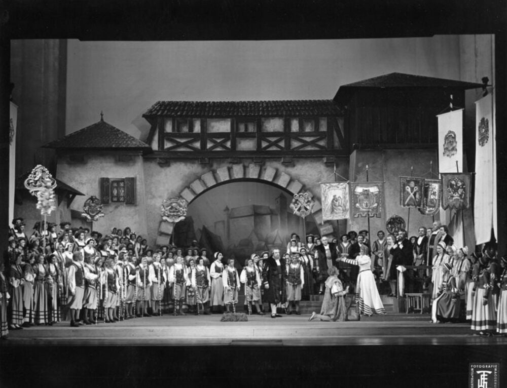 Das Ensemble des Arbeitertheaters auf der Bühne