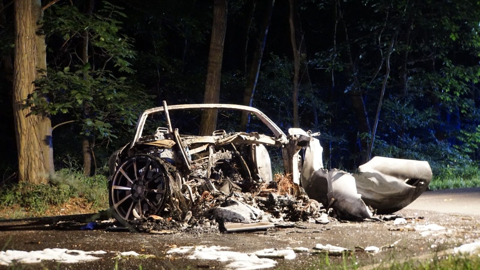 Der Fahrer dieses Porsches konnte nur noch tot aus seinem Fahrzeug geborgen werden.