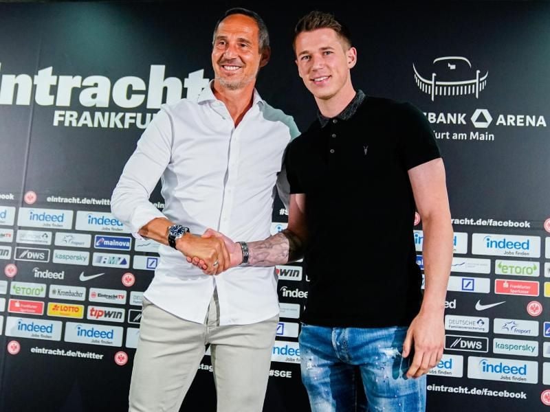 Eintracht-Coach Adi Hütter (l) begrüßt Neuzugang Erik Durm. Foto: Uwe Anspach