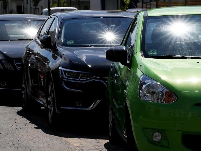 Gefährliches Traumwetter: Im Sommer kann es unter der Motorhaube sehr heiß werden, Bauteile können kaputtgehen. Foto: Britta Pedersen/dpa-Zentralbild/dpa-tmn