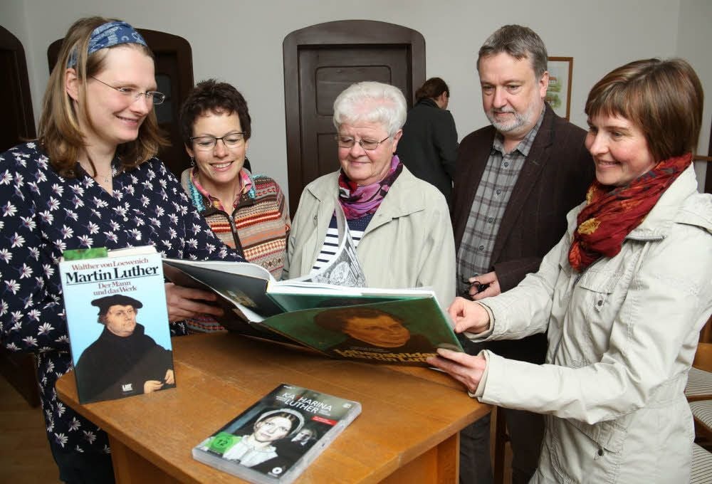 Vikarin Maria Buro (links) schilderte auf sehr eindrucksvolle Weise das Verhältnis zwischen Martin Luther und den Frauen.