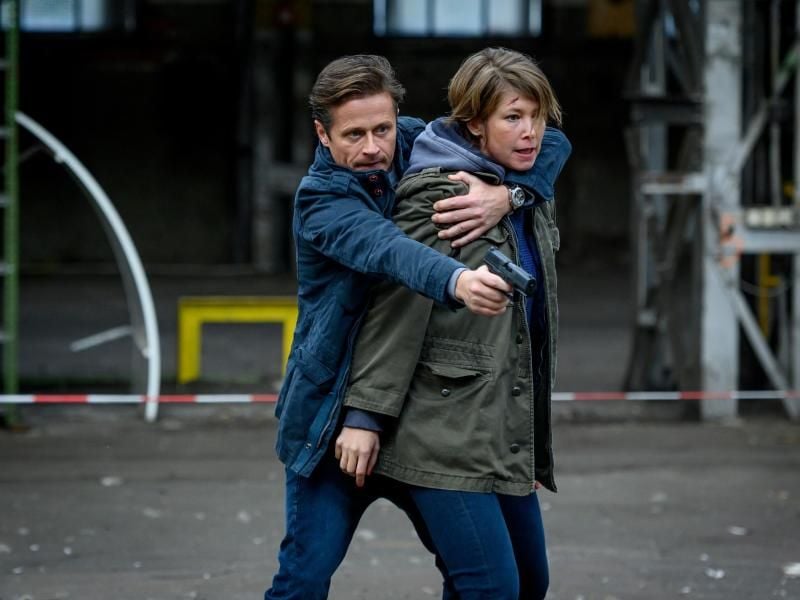 Die neue SOKO-Chefin Helena Jung (Sonja Baum) und Bodo Neuer (Roman Knižka), ihr Ex-Chef vom LKA. Foto: Martin Rottenkolber/ZDF/dpa