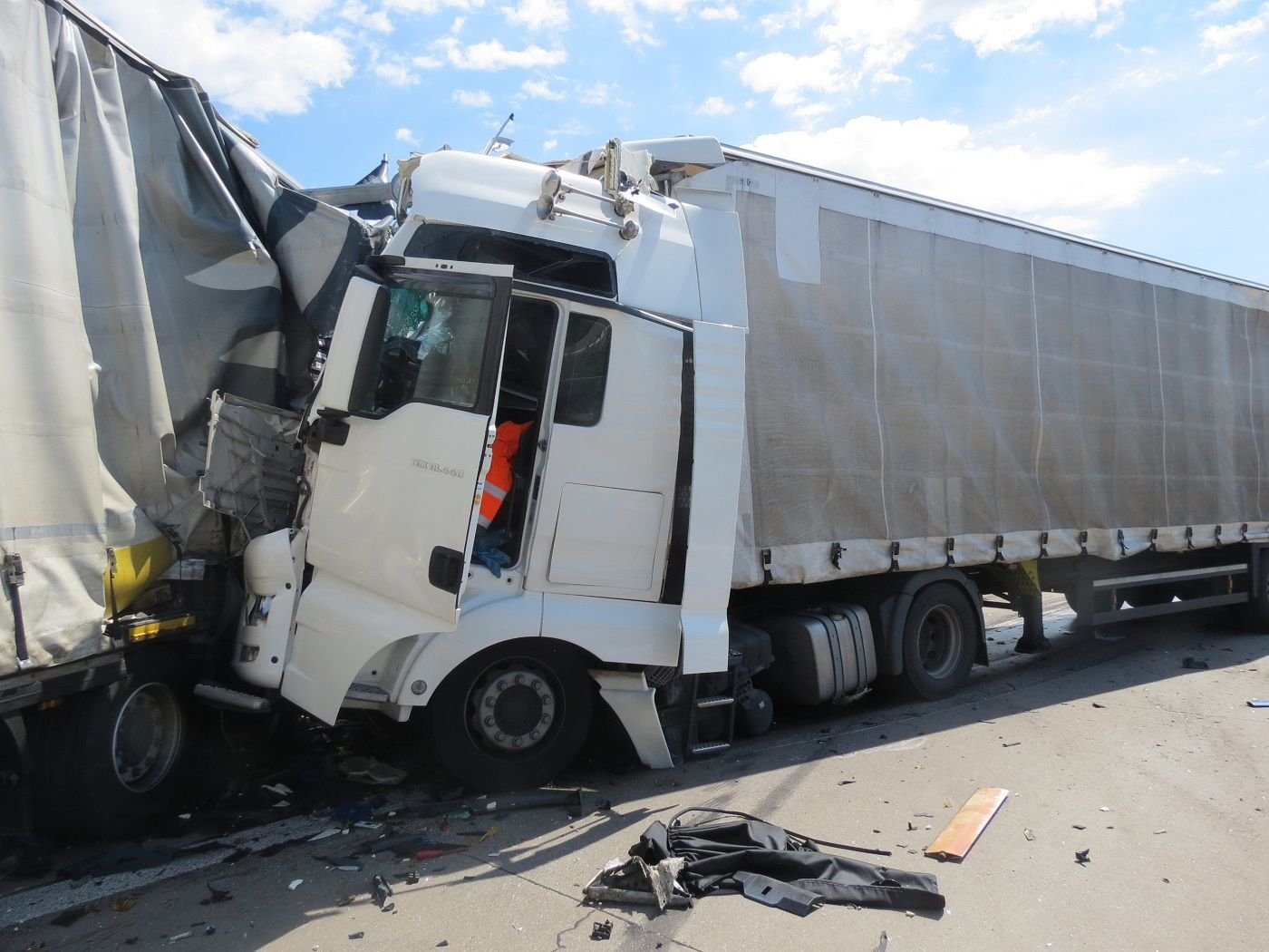 Der Fahrer des verunglückten Lkw kam schwer verletzt ins Krankenhaus. Alle weiteren am Unfall Beteiligten blieben unverletzt.