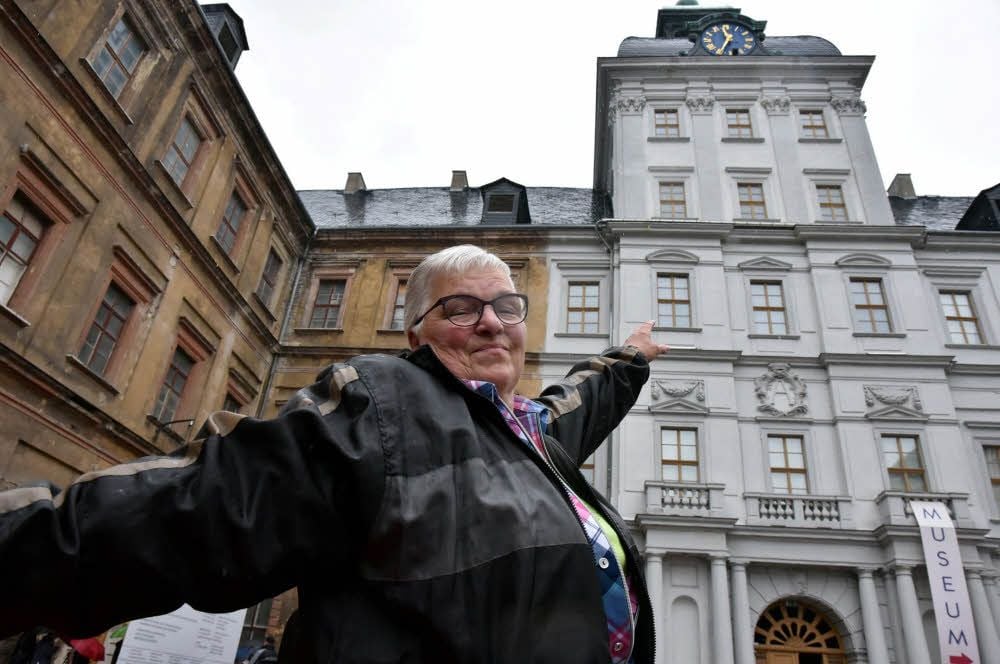 Annemarie Kretzschmar zieht es immer wieder ins Weißenfelser Schloss. Sie zeigt auf den Turm, in dem die Großeltern wohnten.