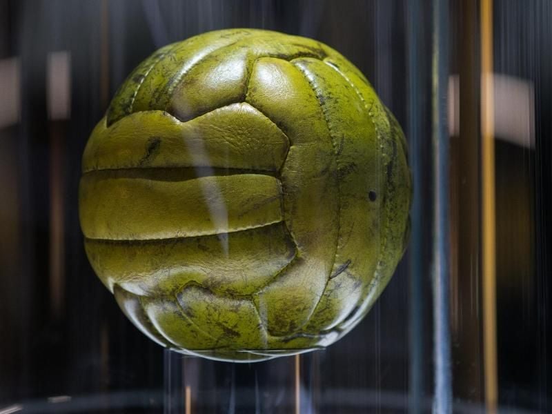 Der Endspielball der WM 1954 im Deutschen Fußballmuseum in Dortmund.
