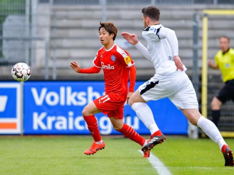 Die Kieler um Masaya Okugawa (l) verloren in Sandhausen. Foto: Uwe Anspach