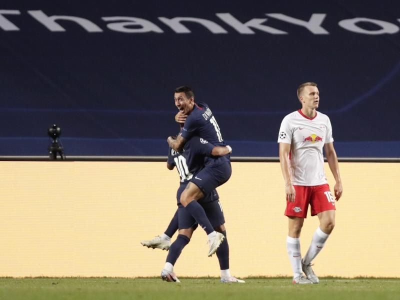 Angel Di Maria (M) von Paris Saint-Germain feiert sein Tor zur 2:0-Führung - Leipzigs Lukas Klostermann (r) zeigt sich geknickt. Foto: Manu Fernandez/AP POOL/dpa