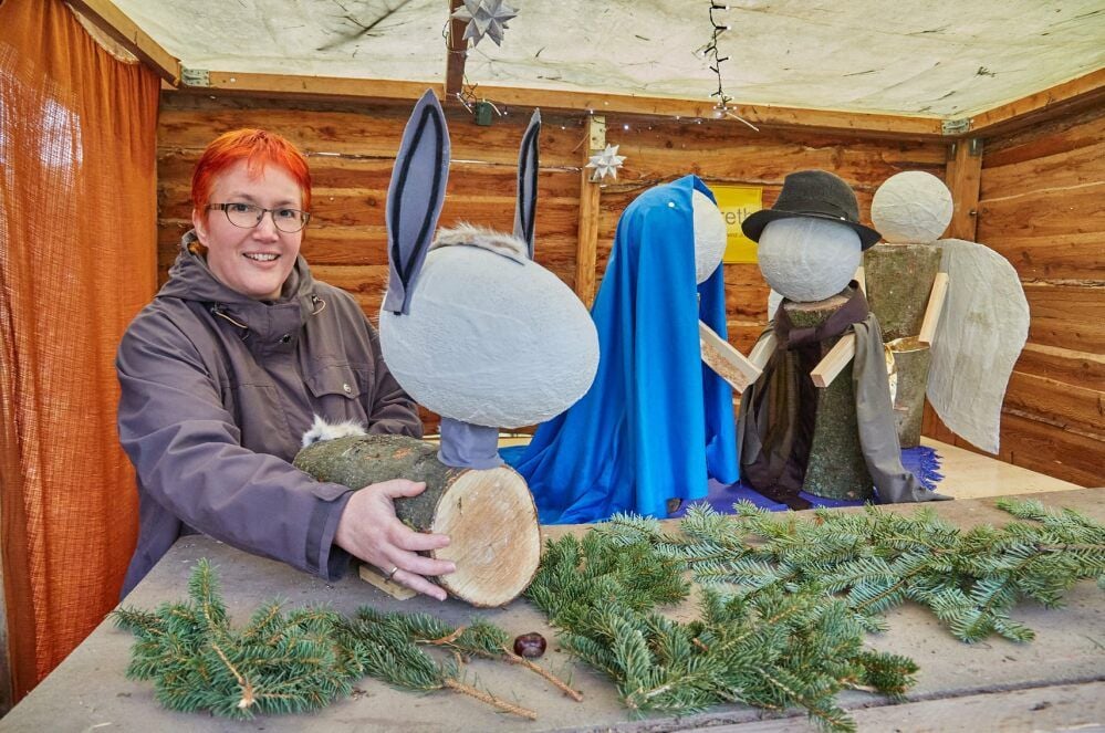 Pfarrerin Roswitha Meißner steht in dem Holzhaus auf dem Kirchhof, das an jedem Sonntag mit weiteren Figuren bestückt wird. So sind die Einwohner von Könnern hautnah bei der Weihnachtsgeschichte um das Christkind dabei.