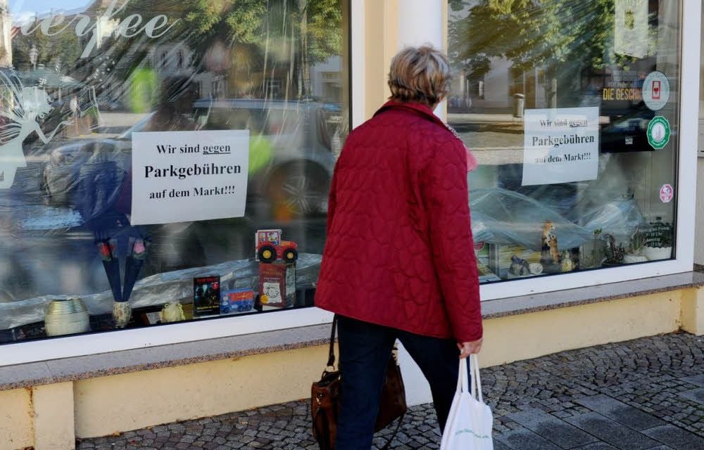 Die Innenstadthändler zeigen mit ihrem stillen Protest, was sie von dem Vorhaben der Stadt halten.
