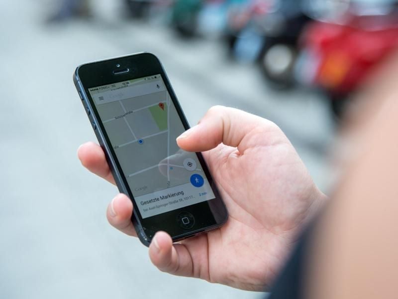 Auch mit der Smartphone-App von Google Maps lassen sich Entfernungen per Luftline schnell messen. Foto: Andrea Warnecke