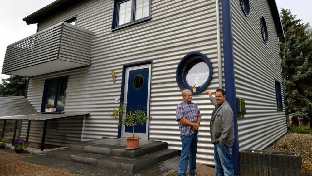 Andreas Müller (rechts) und sein Vater Michael vor seinem ungewöhnlichen Haus.