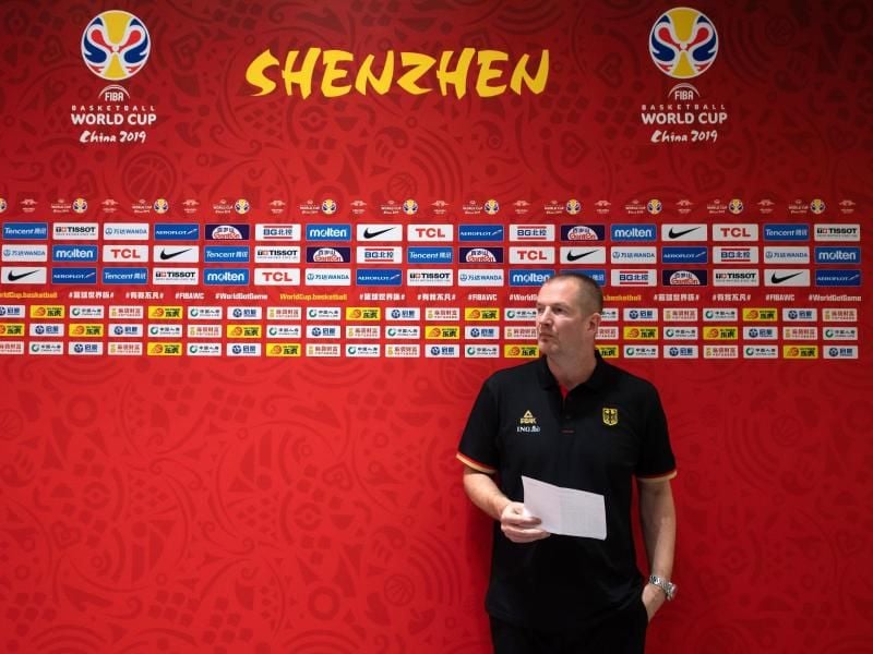 Die direkte Qualifikation für die Olympischen Spiele in Tokio ist geplatzt: Deutschlands Trainer Henrik Rödl steht nach dem Spiel in der Mixed-Zone. Foto: Swen Pförtner