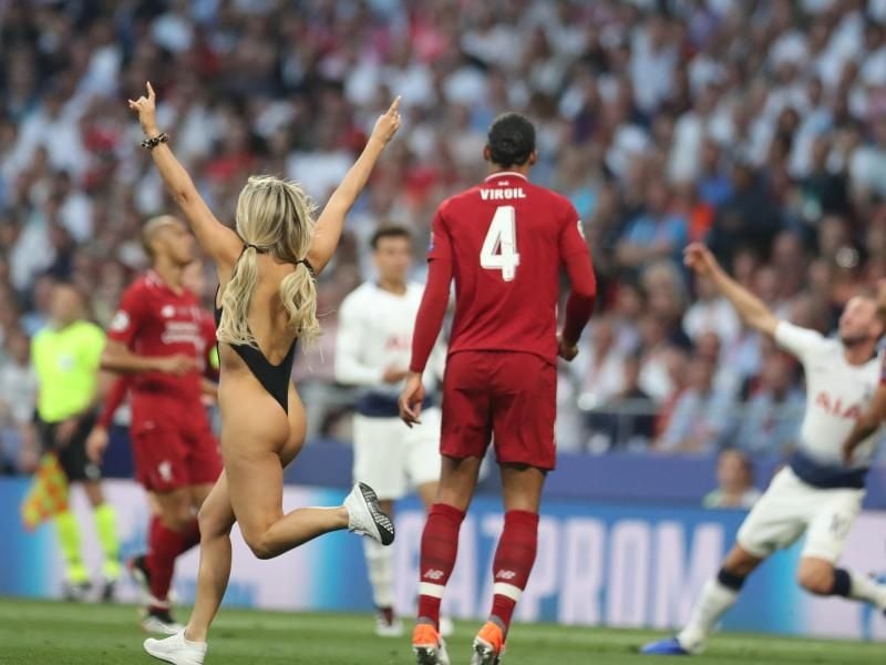 Eine Flitzerin (l) machte im Champions-League-Finale auf sich aufmerksam. Foto: Jan Woitas