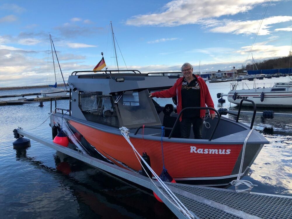 Uwe Gibson von der Müchelner Segelschule „Skippertreff“ zeigt stolz sein neues Fahrschulboot.