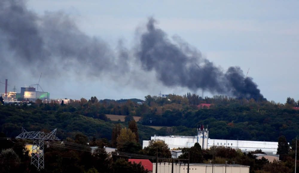 Der dunkle Rauch eines Feuers an der Selauer Straße in Weißenfels ist am Mittwochabend weithin sichtbar.